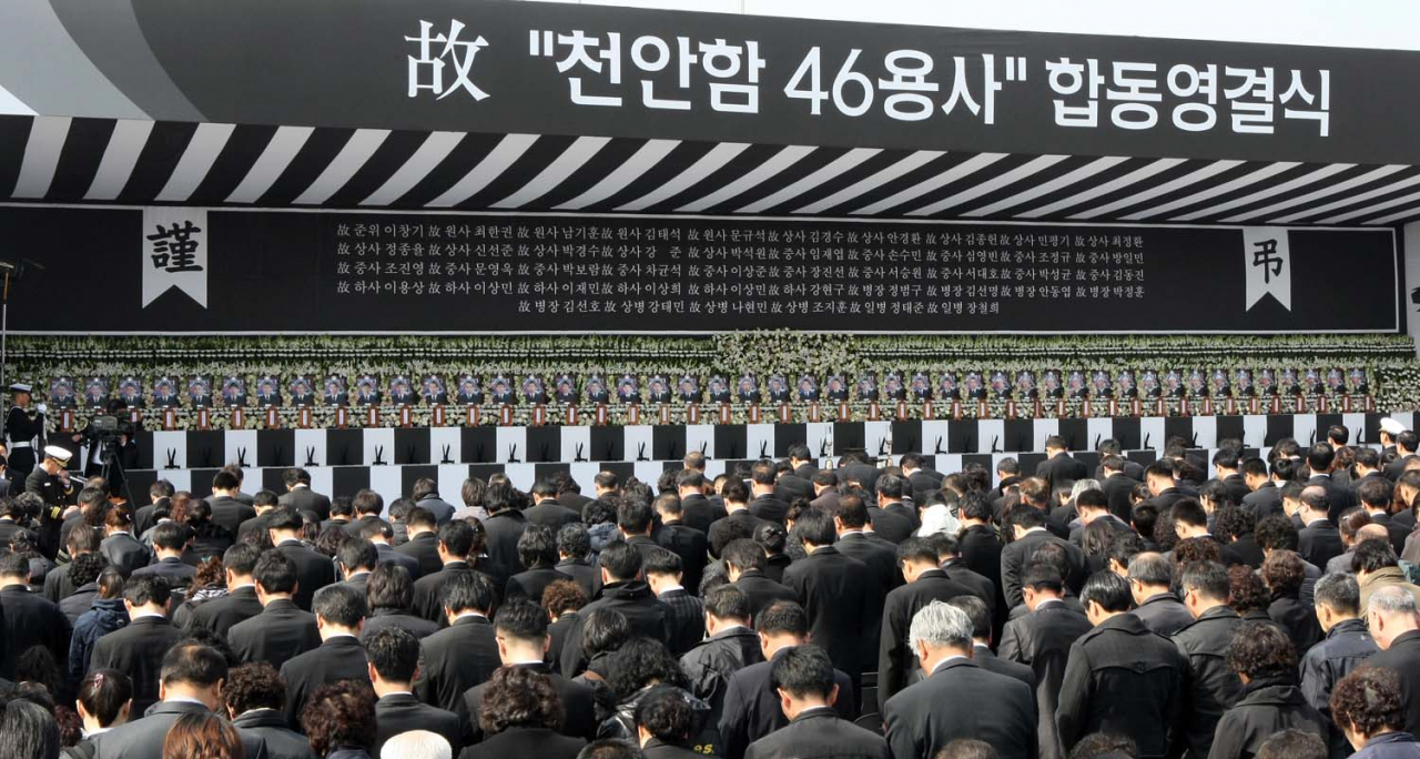 A funeral ceremony is held on April 29, 2010 at a naval base in Pyeongtaek, Gyeonggi Province, for the 46 sailors lost in the March 26, 2010 sinking of the Cheonan. The Korea Herald