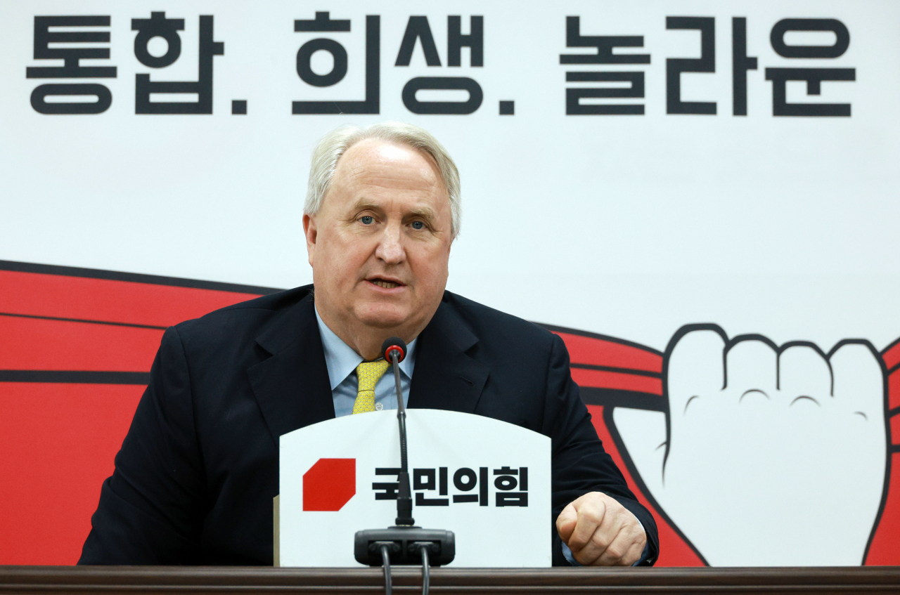 Yohan Ihn, head of the ruling People Power Party's reform committee, announces the group's early disbandment during a press briefing at the ruling party headquarters in Yeouido on Thursday. (Yonhap)