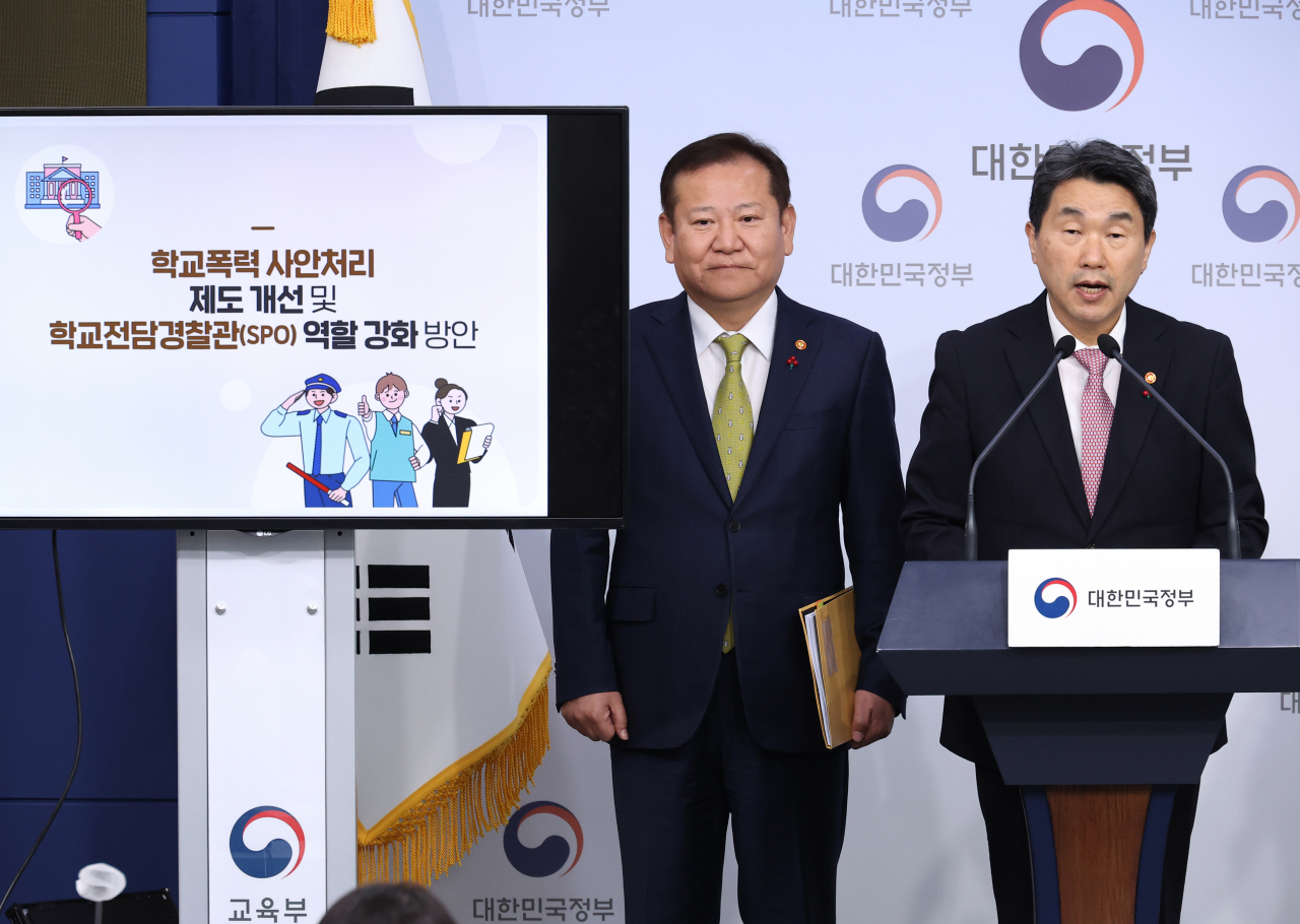 Education Minister Lee Ju-ho (right) and Interior and Safety Minister Lee Sang-min announces measures to lighten the burden on teachers to investigate school violence at the Government Complex Seoul on Thursday. (Yonhap)
