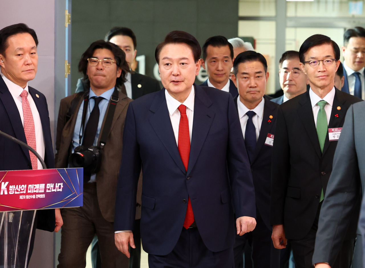 President Yoon Suk Yeol (third from left) attends a conference to discuss the defense industry export strategies in Pangyo, a tech hub in southern Gyeonggi Province, on Thursday. (Yonhap)