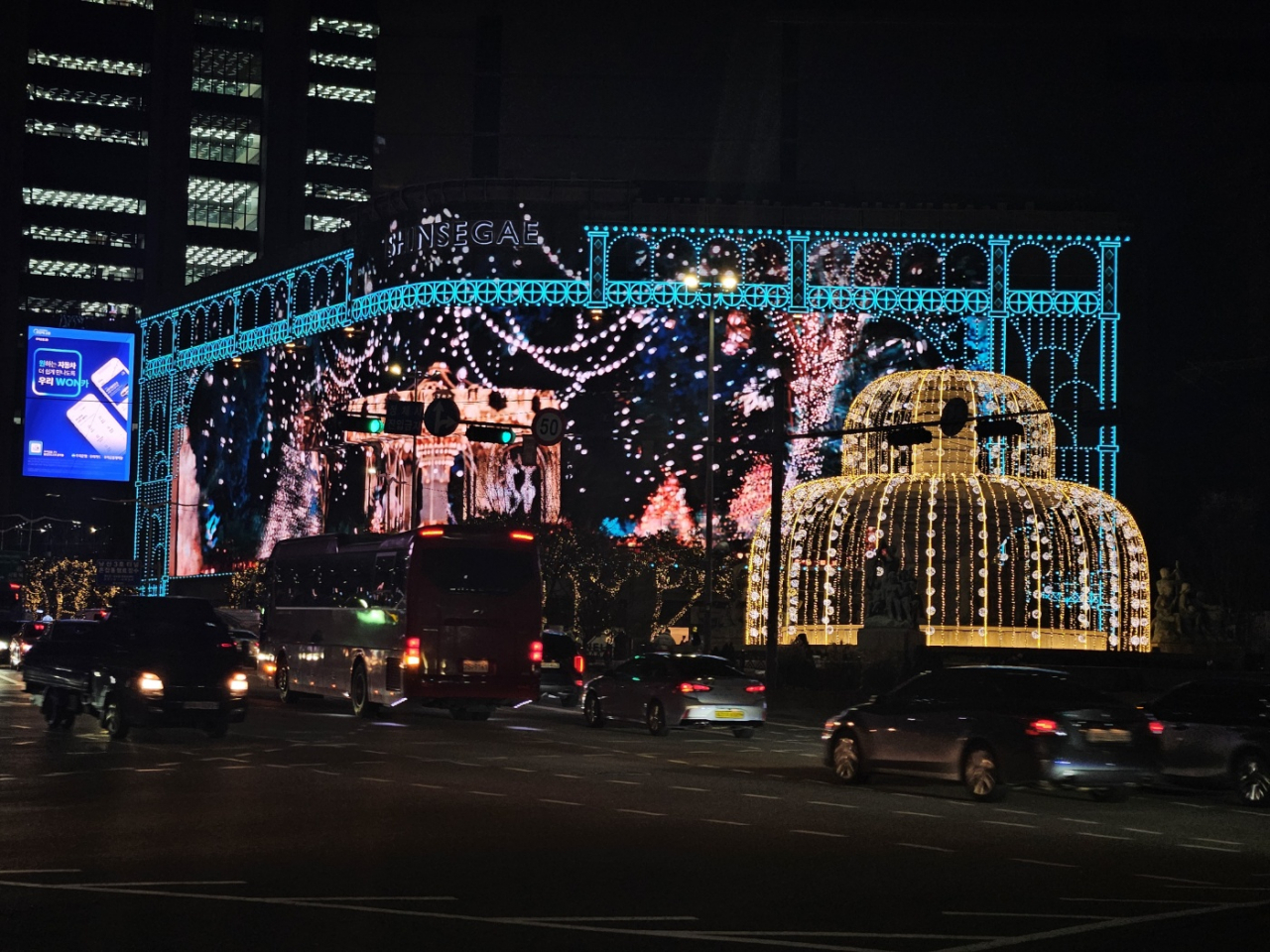 Shinsegae Department Store's Christmas-themed lights display is seen in Jung-gu, central Seoul, Nov. 28. (Park Yuna/The Korea Herald)
