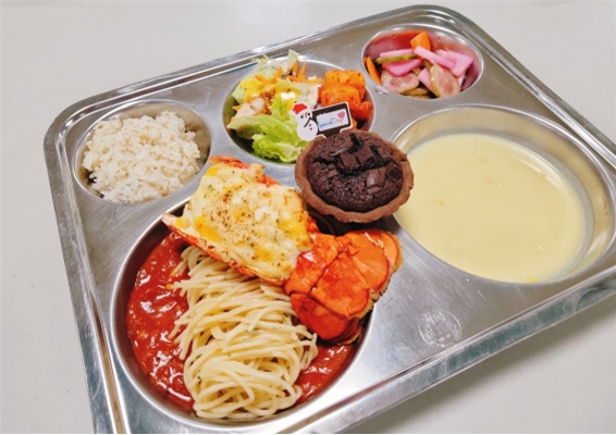 A school lunch tray containing cheesy baked lobster tail, beef spaghetti in tomato sauce, corn soup and a salad at Bisan Middle School in Anyang, Gyeonggi Province (AnyangGwacheon Office of Education)