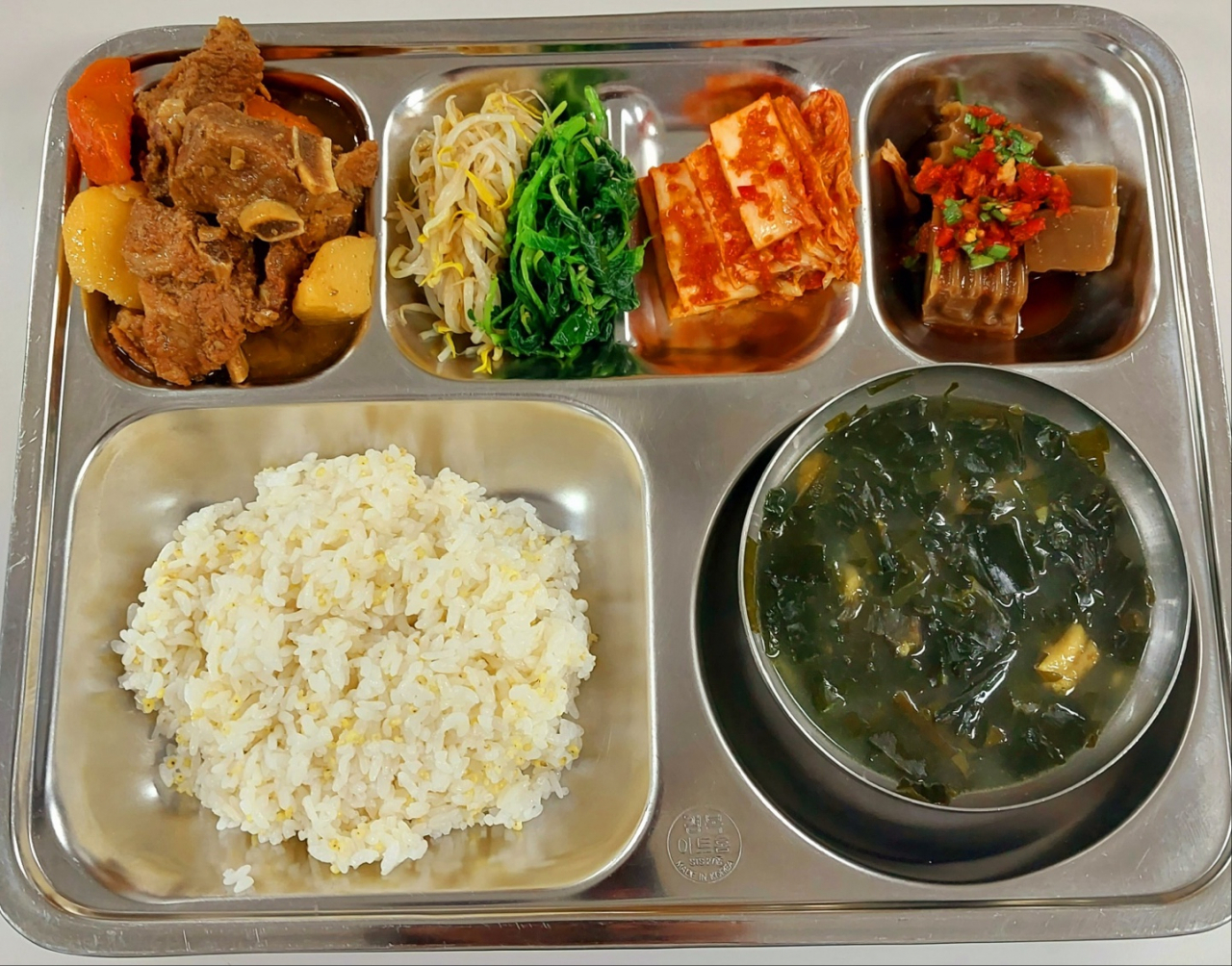 A school lunch from Jeju Island is composed of braised beef short ribs, seasoned vegetables and acorn jelly offered as side dishes to rice and seaweed soup. (Jeju Special Self-Governing Provincial Office of Education)