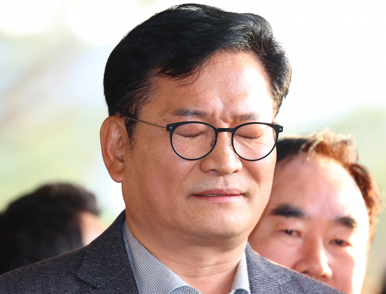 Former chairman of the Democratic Party of Korea Song Young-gil enters the Seoul Central District Prosecutors' Office on Friday. (Yonhap)