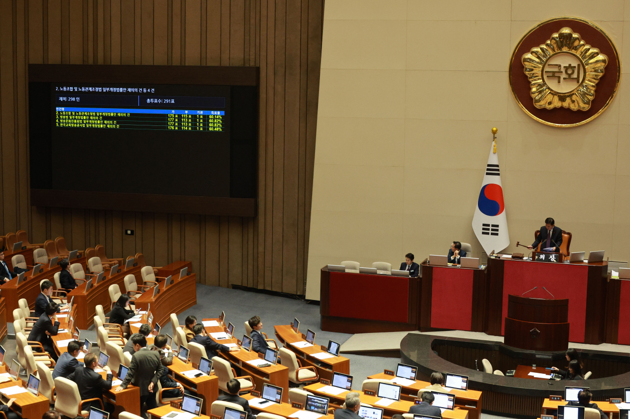 South Korea’s National Assembly on Friday voted to strike down controversial media bills vetoed by President Yoon Suk Yeol. (Yonhap)