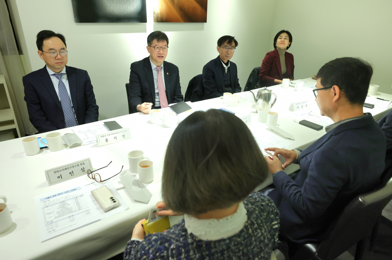 Officials of the Ministry of Health and Welfare hold a discussion with young couples to discuss why they refuse to have children, in a meeting in Seoul on Thursday. (Yonhap)