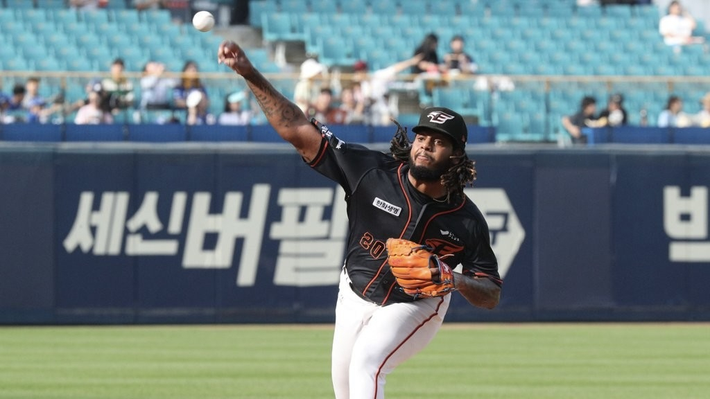 Hanwha Eagles starter Felix Pena pitches against the Samsung Lions during a Korea Baseball Organization regular season game at Daegu Samsung Lions Park in the southeastern city of Daegu on July 2. (Yonhap)