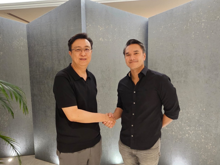 Diverse CEO Lee Sang-yoon (left) shakes hands with Thomas Vu, the producer behind esports game League of Legends. (Diverse)