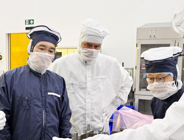 Samsung Electronics Chairman Lee Jae-yong (left) visits an ASML facility in the Netherlands on June 14, 2022. (Samsung Electronics)