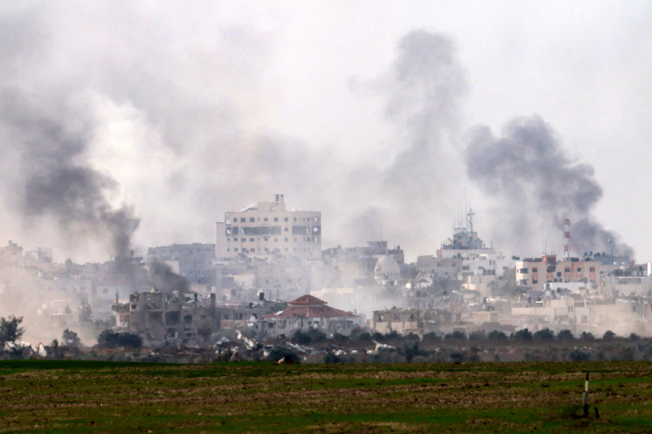 A picture taken from southern Israel near the border with the Gaza Strip on Sunday, shows smoke rising above buildings during Israeli bombardments on Khan Yunis, amid ongoing battles with the Palestinian Hamas militant group. (AFP-Yonhap)