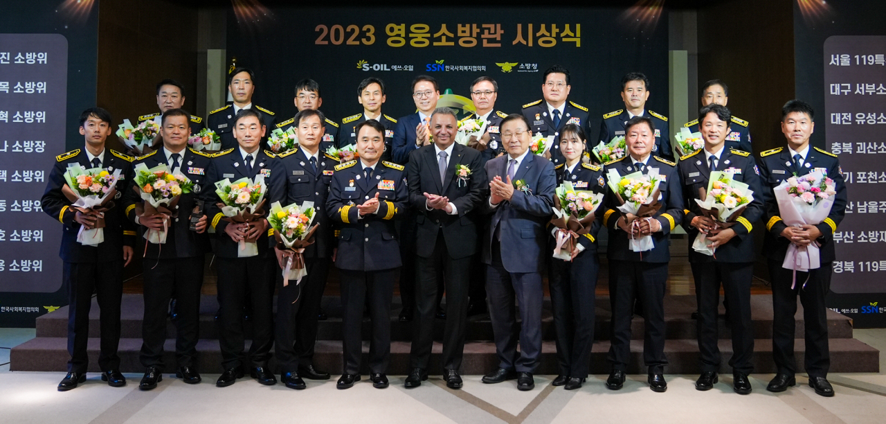 S-Oil CEO Anwar Al-Hejazi (front center) poses for a photo alongside award recipients and firefighting officials, as part of the 2023 Hero Firefighters Award Ceremony, held at 63 Square near the Han River in Seoul, Monday. (S-Oil)