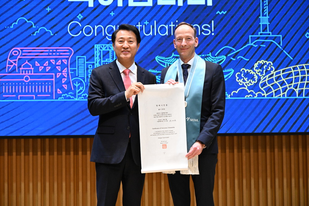 Porsche Korea CEO Holger Gerrmann (right) and Seoul Mayor Oh Se-hoon pose for a photo at a ceremony for Seoul honorary citizenship recipients at the Seoul City Hall on Friday. (Porsche Korea)