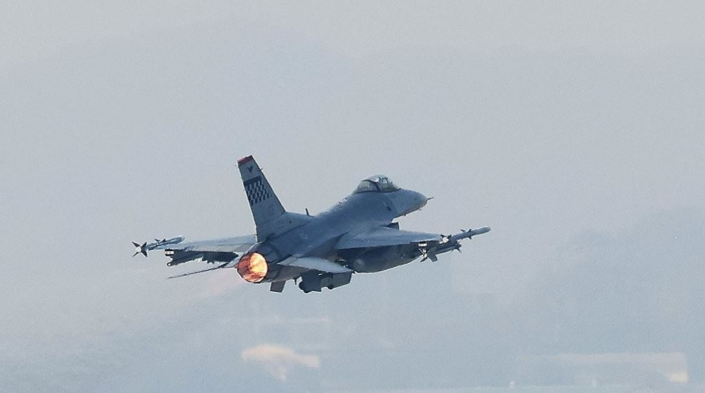 A US F-16 fighter jet takes off from Osan Air Base in Pyeongtaek, 60 kilometers south of Seoul, on Oct. 30, 2023. (Yonhap)