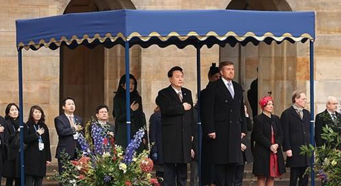 South Korean President Yoon Suk Yeol (left, front row) and Willem-Alexander (right, front row), king of the Netherlands, attend a welcome ceremony for the South Korean leader at Dam Square in Amsterdam, the Netherlands, on Tuesday. (Yonhap)