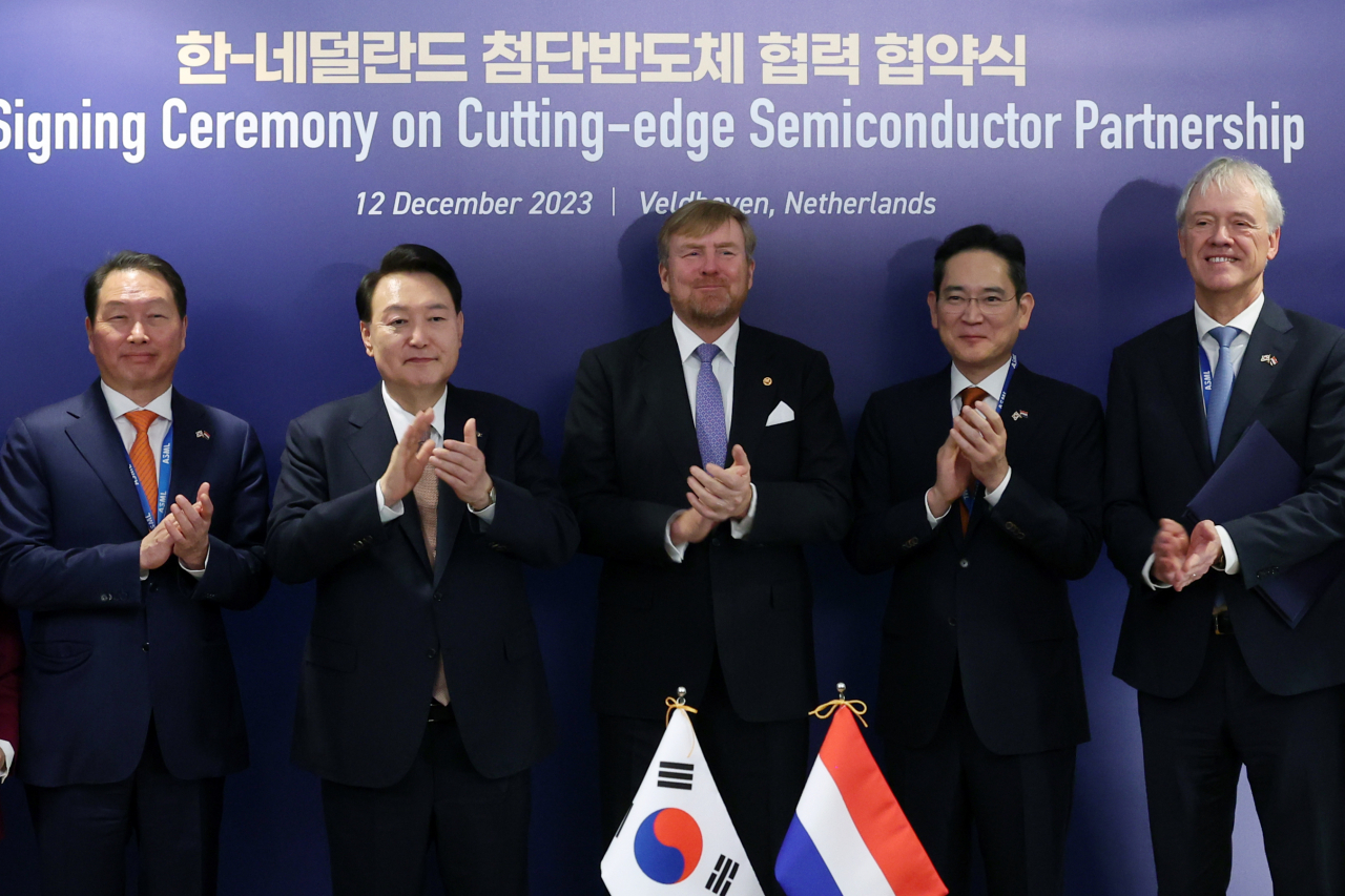 From left: SK Group Chairman Chey Tae-won, South Korean President Yoon Suk Yeol, King Willem-Alexander of the Netherlands, Samsung Electronics Chairman Lee Jae-yong and ASML CEO Peter Wennink pose during the signing ceremony on semiconductor partnership at ASML's headquarters in Veldhoven, the Netherlands on Tuesday. (Yonhap)