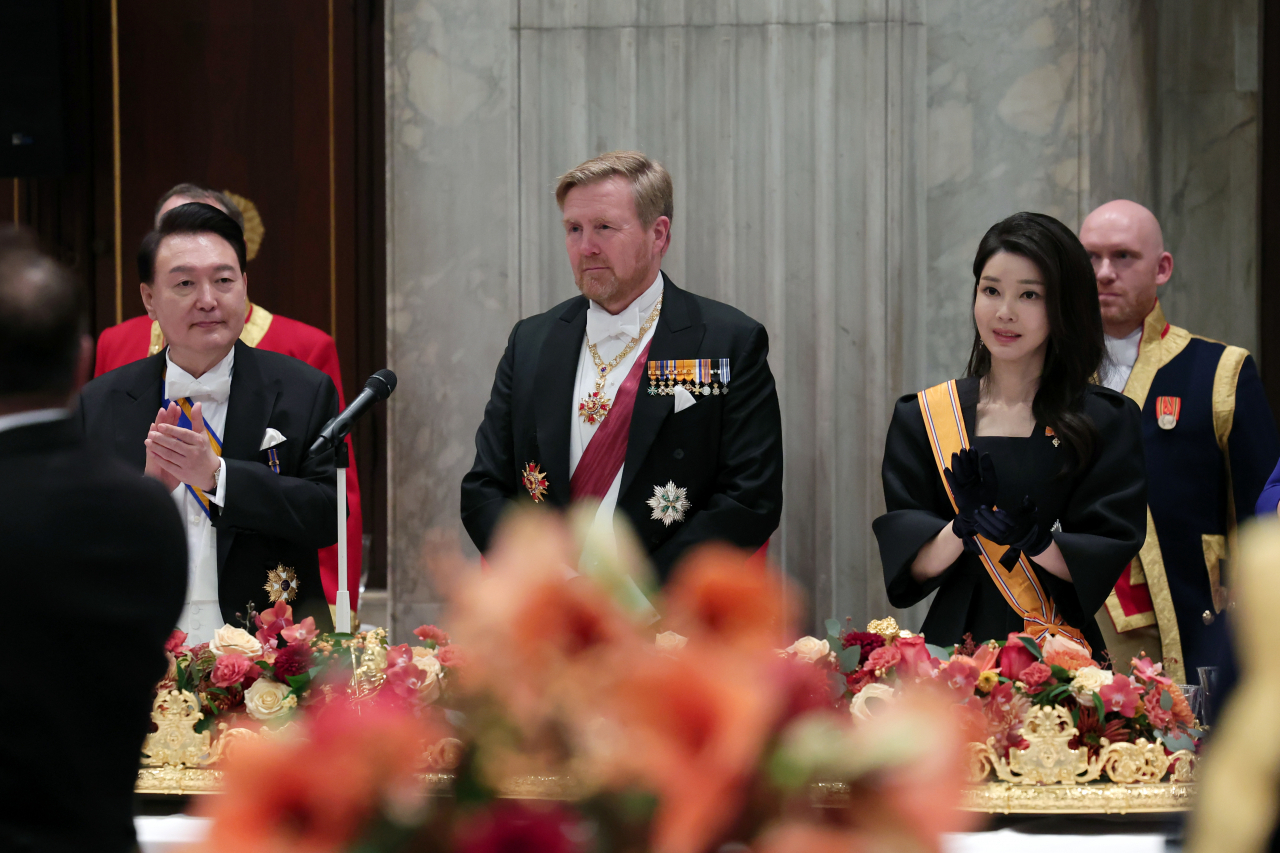 President Yoon Suk Yeol (left), King Willem-Alexander (second from left) and first lady Kim Keon Hee (right) attend a state banquet at the Royal Palace of Amsterdam on Tuesday. (Pool photo provided by Yonhap)