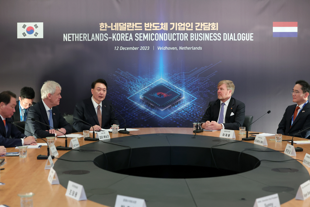 From left: SK Group Chairman Chey Tae-won, ASML CEO Peter Wennink, President Yoon Suk Yeol, King Willem-Alexander of the Netherlands and Samsung Electronics Chairman Lee Jae-yong hold a roundtable meeting at the Dutch company's headquarters in Veldhoven, the Netherlands, Tuesday. (Yonhap)