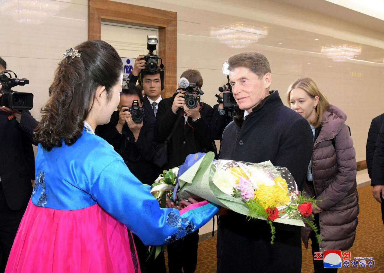 Oleg Kozhemyako (right), governor of Russia's Primorsky Krai, is welcomed upon arrival at Pyongyang International Airport in the North's capital on Monday in this photo captured from the homepage of North Korea’s official Korean Central News Agency. (Yonhap-KCNA)
