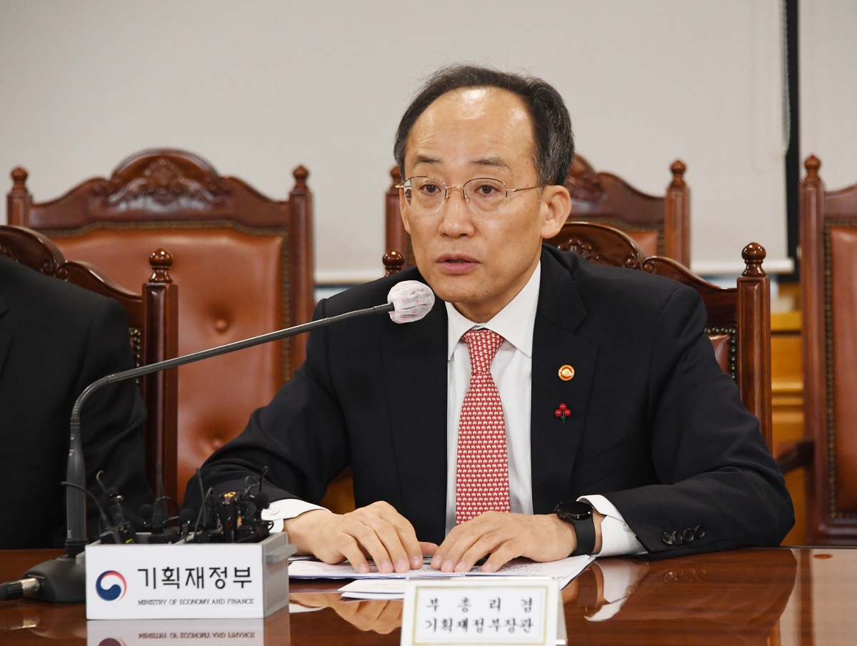 Finance Minister Choo Kyung-ho speaks during an emergency meeting held in Seoul on Thursday. (Yonhap)