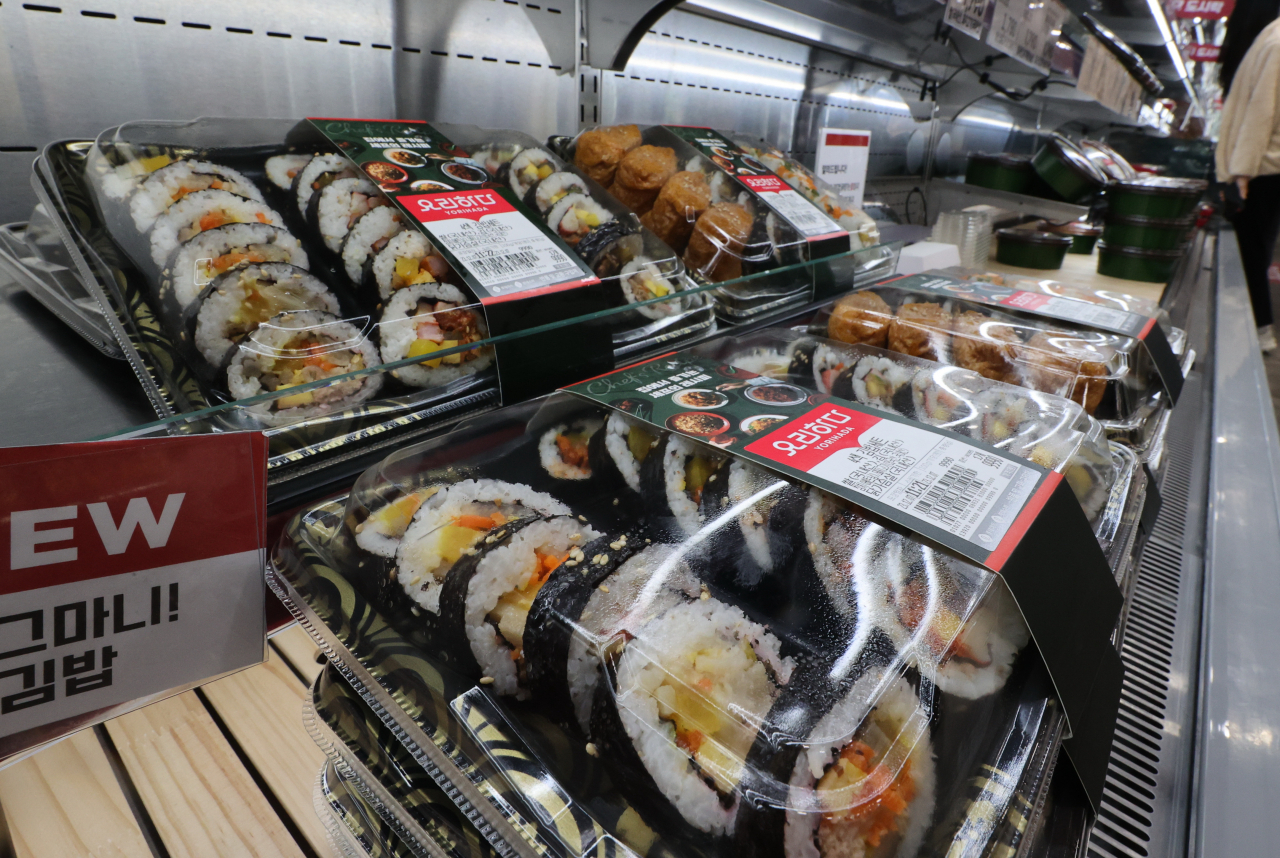 This Dec.7 photo shows gimbap being sold at a store in Seoul. (Yonhap)