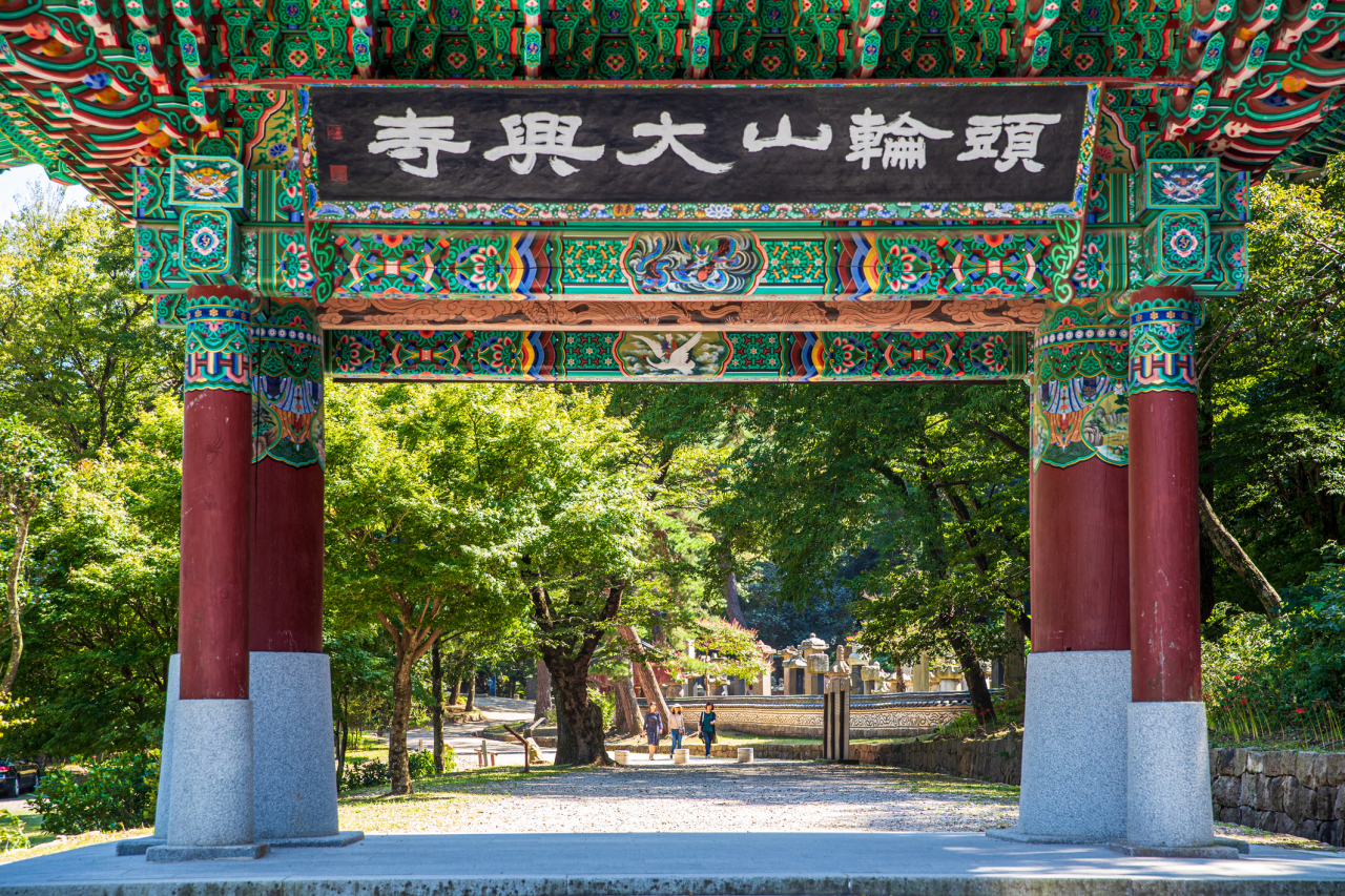 One Pillar Gate at Daeheungsa (Korea Tourism Organization)