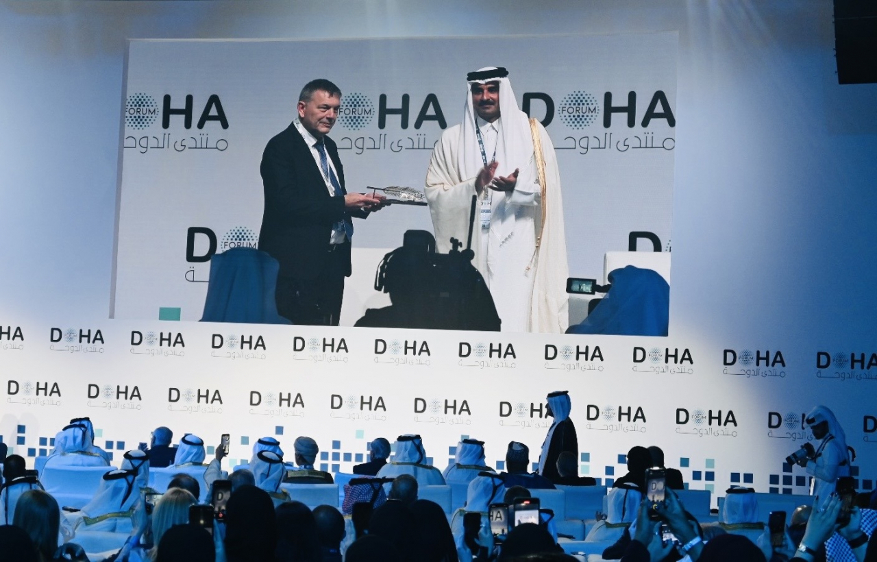 Qatari Emir Sheikh Tamim bin Hamad Al-Thani honors United Nations Relief and Works Agency for Palestine Refugees (UNRWA) Commissioner-General Philippe Lazzarini with the Doha Forum Award in Doha Forum held at Sheraton Grand Doha Resort and Convention Hotel in Doha, Qatar on Sunday. (Sanjay Kumar/The Korea Herald)