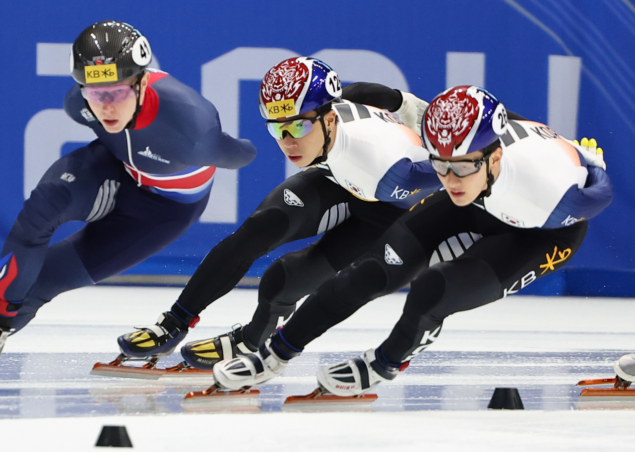 Kim Gun-woo (Center) and Jang Sung-woo (Right) of South Korea compete in the quarterfinals of the men's 1,500 meters at the International Skating Union World Cup Short Track Speed Skating at Mokdong Ice Rink in Seoul on Friday. (Yonhap)