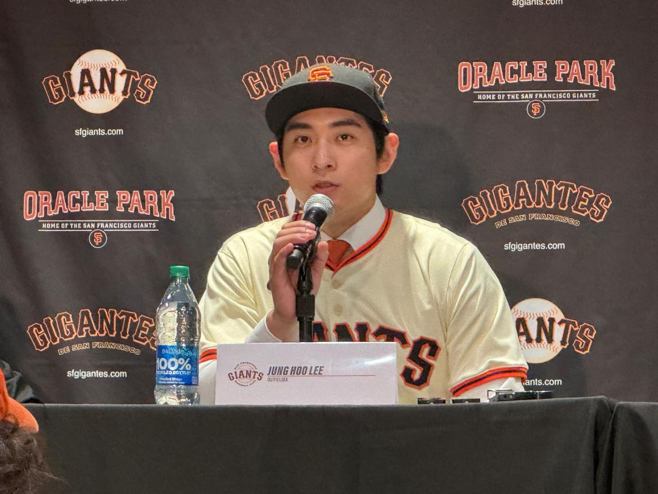 Lee Jung-hoo of the San Francisco Giants speaks during his introductory press conference at Oracle Park in San Francisco on Friday. (Yonhap)