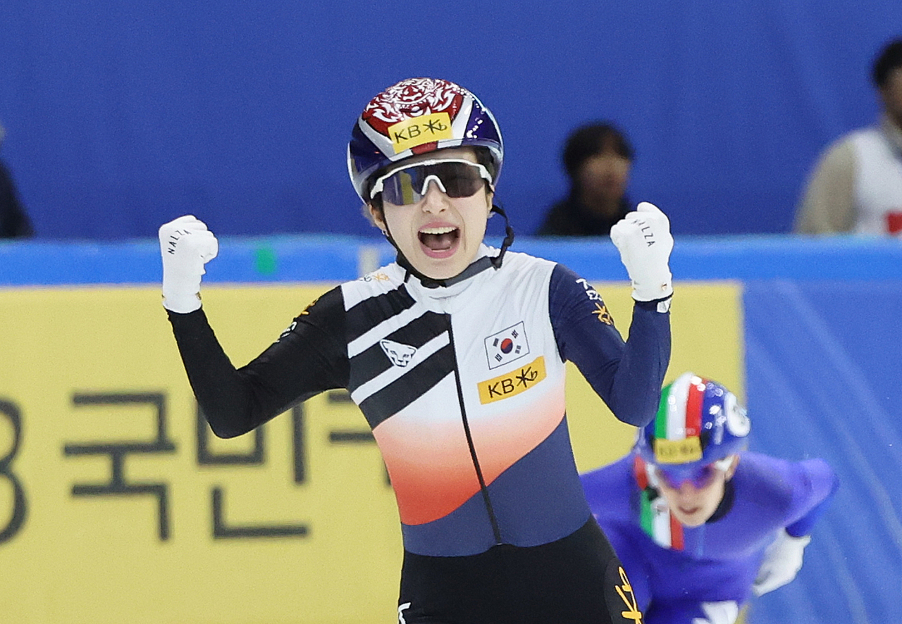 Kim Gil-li of South Korea celebrates after winning the women's 1,500-meter gold medal at the International Skating Union World Cup Short Track Speed Skating at Mokdong Ice Rink in Seoul on Sunday. (Yonhap)