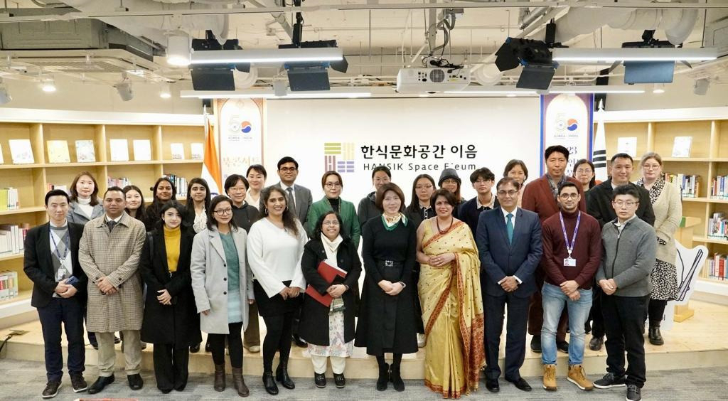 Attendees pose for a group photo at an event of the Indian Embassy to showcase the food diversity of India at the Korean Food Promotion Institute in Jongno-gu, Seoul on Friday. (Embassy of India in Seoul)