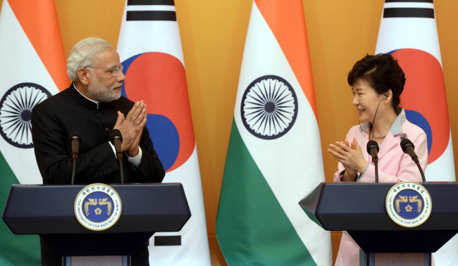 President Park Geun-hye and Indian Prime Minister Narendra Modi attend a joint news conference at Cheong Wa Dae in 2015. (Park Hyun-koo/The Korea Herald)