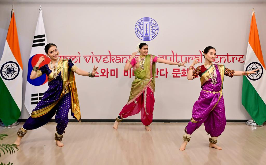 Artists perform Lavani and Kathak dance at an event marking the 50th anniversary of India-Korea ties at the Indian Cultural Centre in Seoul on Wednesday. (Embassy of India in Seoul)