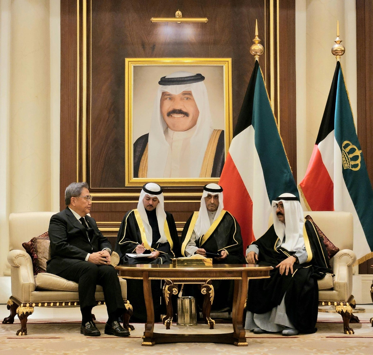 Foreign Minister Park Jin (left) speaks to Kuwait's new emir, Mishal Al Ahmed Al Jaber Al Sabah (right), during a meeting in the Middle Eastern state on Monday. (Ministry of Foreign Affairs)