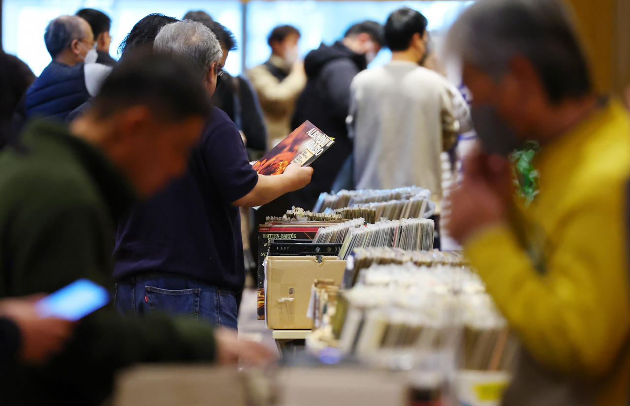 Visitors look at LP records during an audio expo held at the COEX convention center in southern Seoul on Dec. 3. (Yonhap)