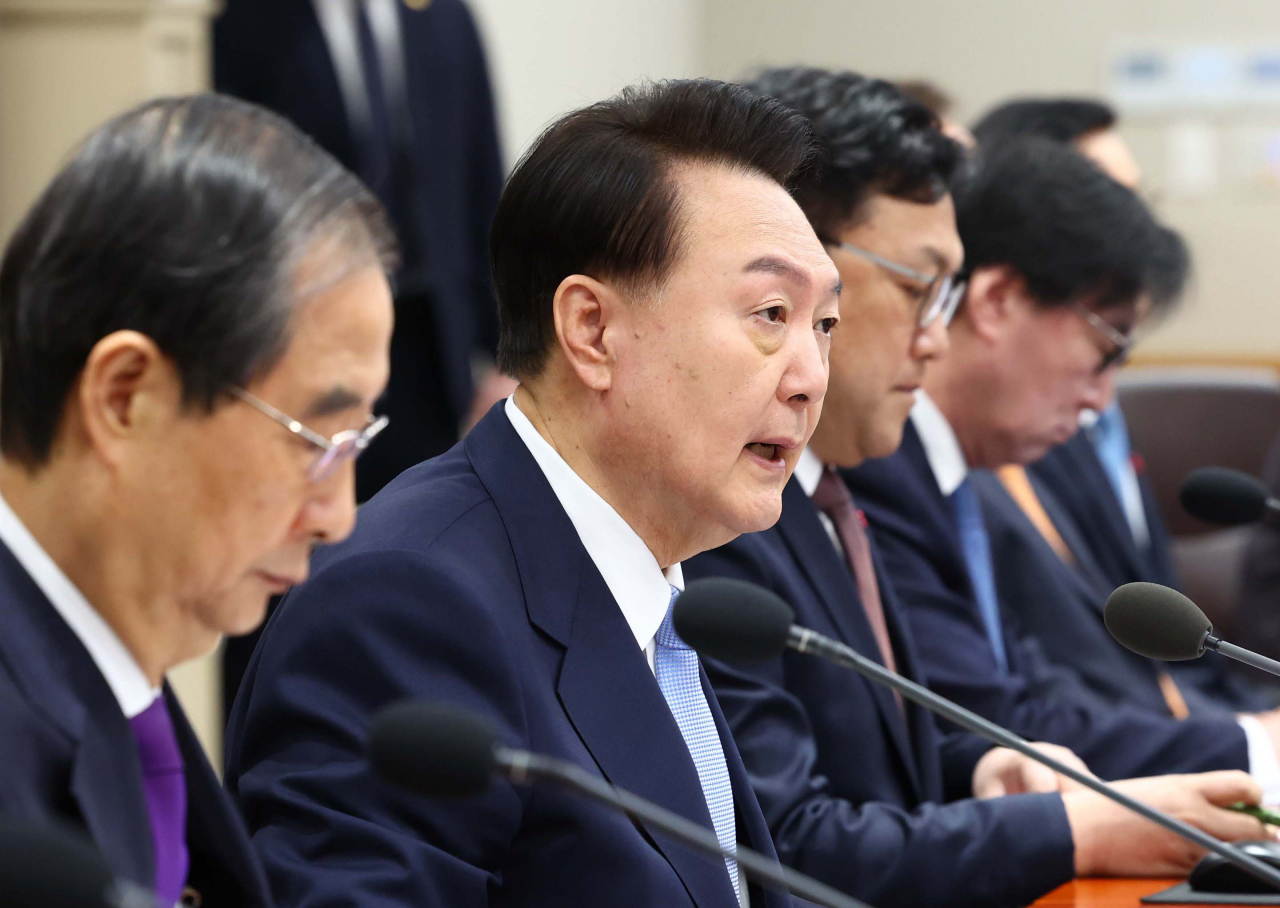 Tổng thống Yoon Suk Yeol (thứ hai từ trái sang) chủ trì cuộc họp Nội các tại văn phòng tổng thống ở Seoul hôm thứ Ba. (Yonhap)
