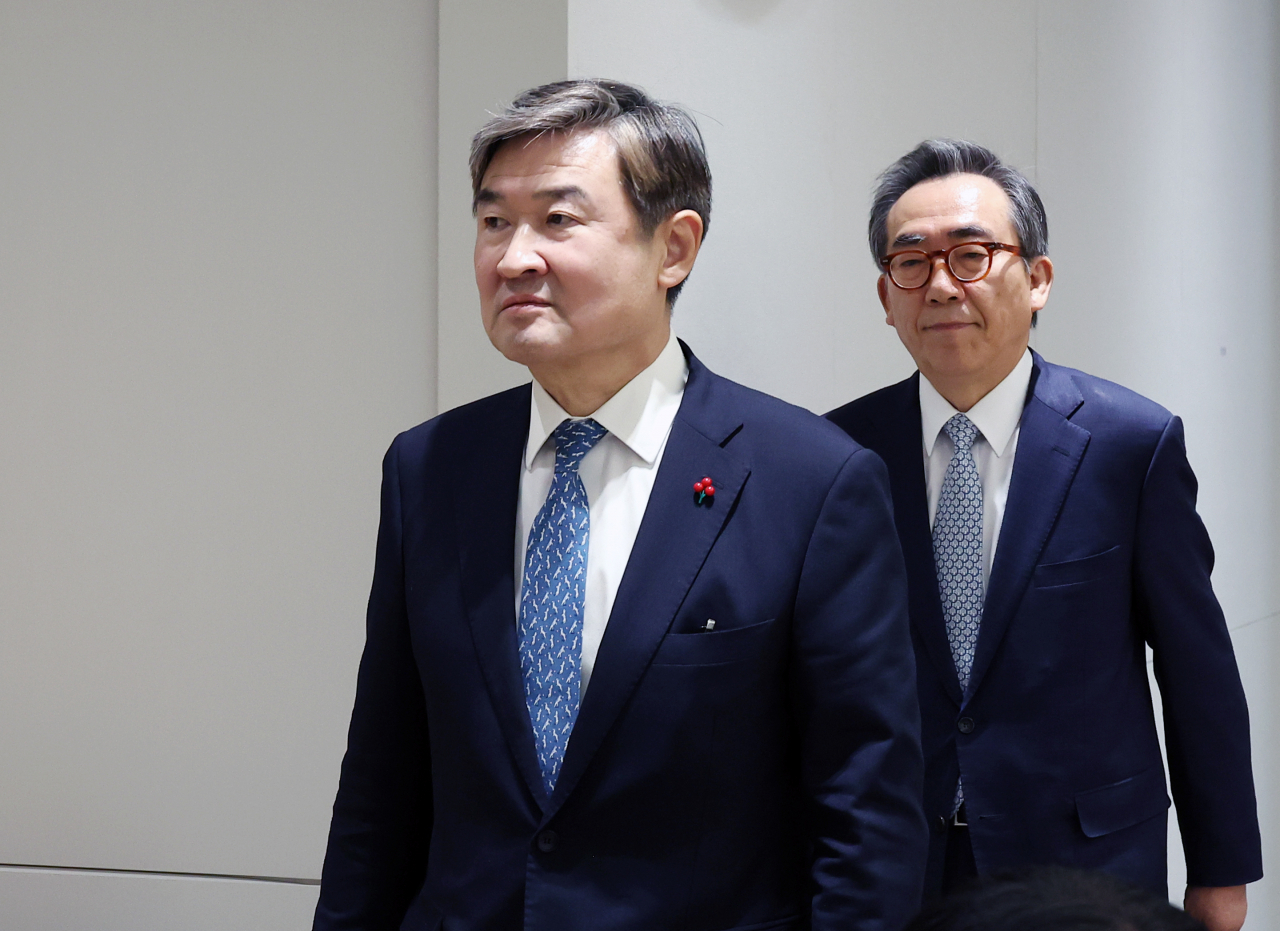 National Intelligence Service chief nominee Cho Tae-yong (left) and Foreign Minister nominee Cho Tae-yul (Yonhap)