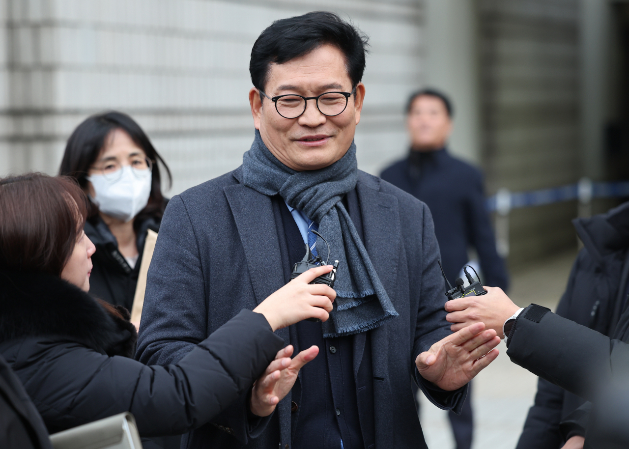 Song Young-gil, former leader of the Democratic Party of Korea, leaves the Seoul Central District Court after a hearing held on Monday. (Yonhap)