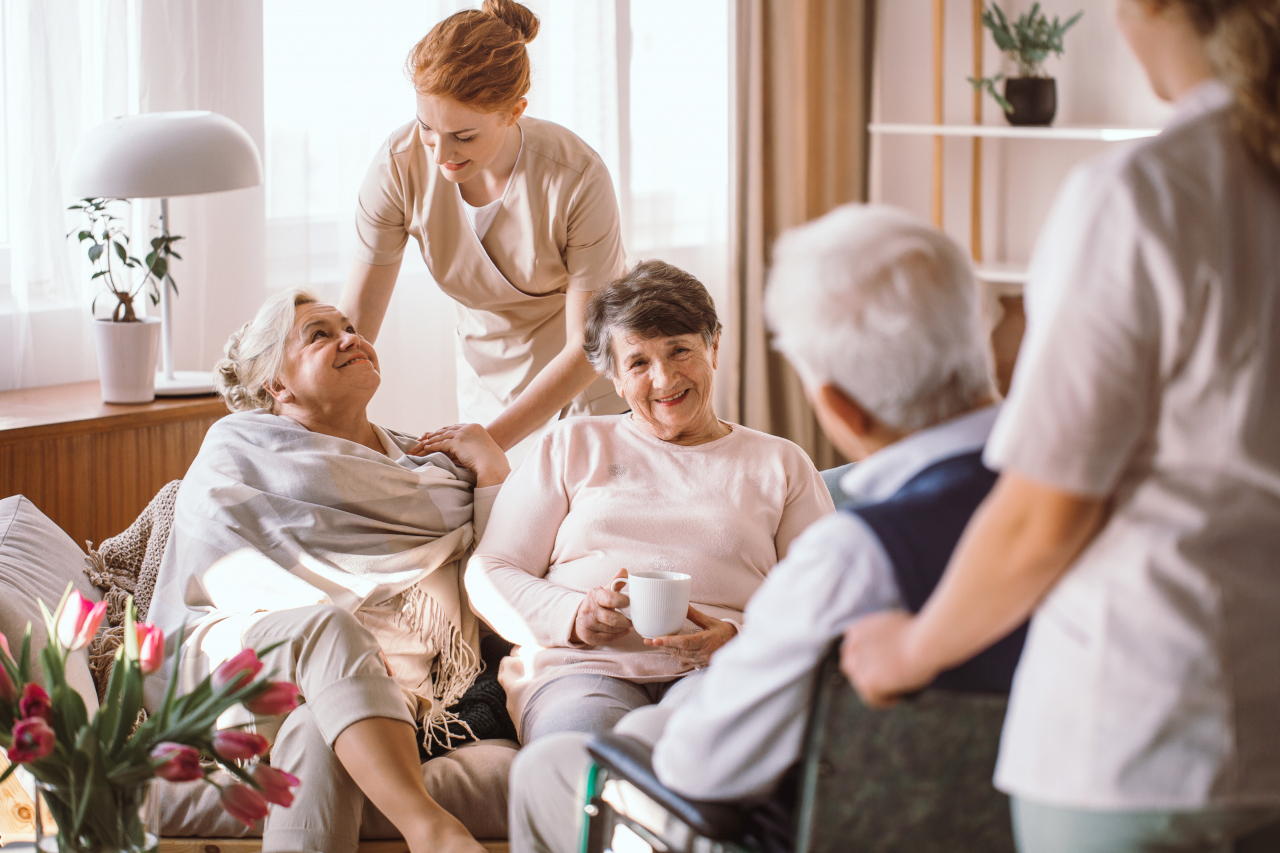 An image of old people and nurses at a nursing home. (123rf)
