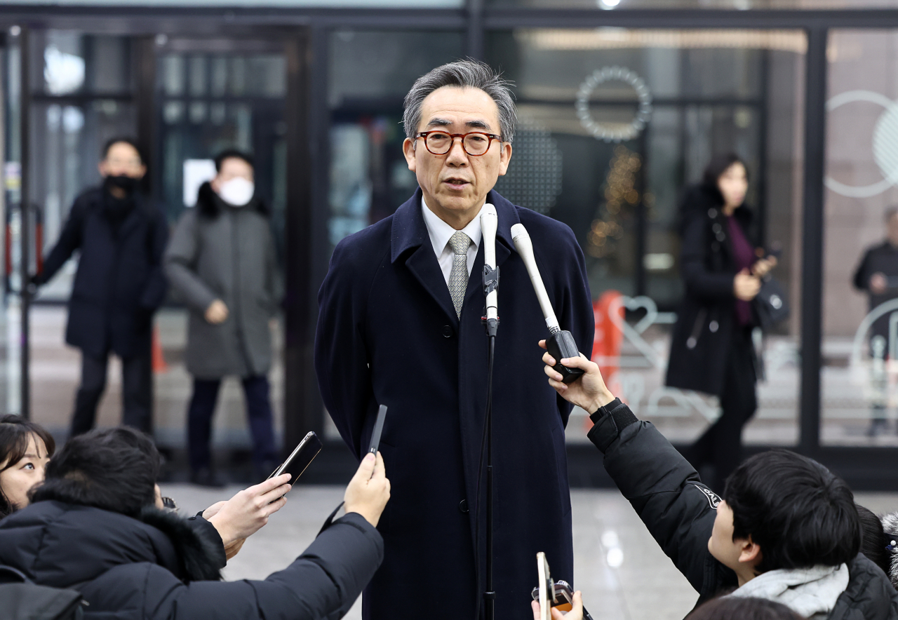 Cho Tae-yul, the foreign minister nominee, speaks to reporters as he arrives at an office in Gwanghwamun, Seoul to prepare for his parliamentary confirmation hearing on Wednesday. (Yonhap)