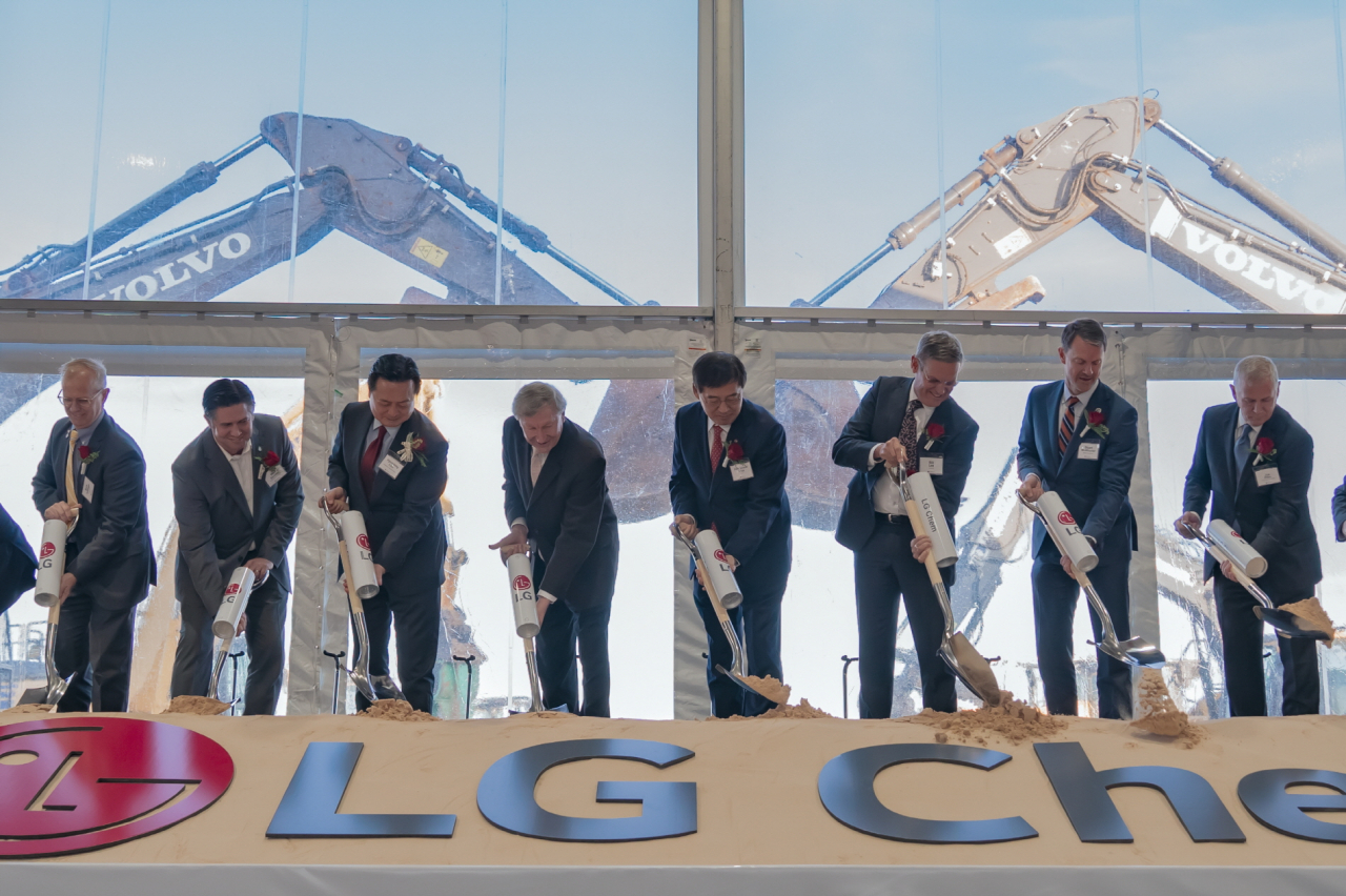 LG Chem Vice President Shin Hak-cheol (fourth from right), Tennessee Gov. Bill Lee (third from right) and other company executives and government dig in at the groundbreaking ceremony for LG Chem’s cathode materials manufacturing plant in Tennessee, Tuesday. (LG Chem)