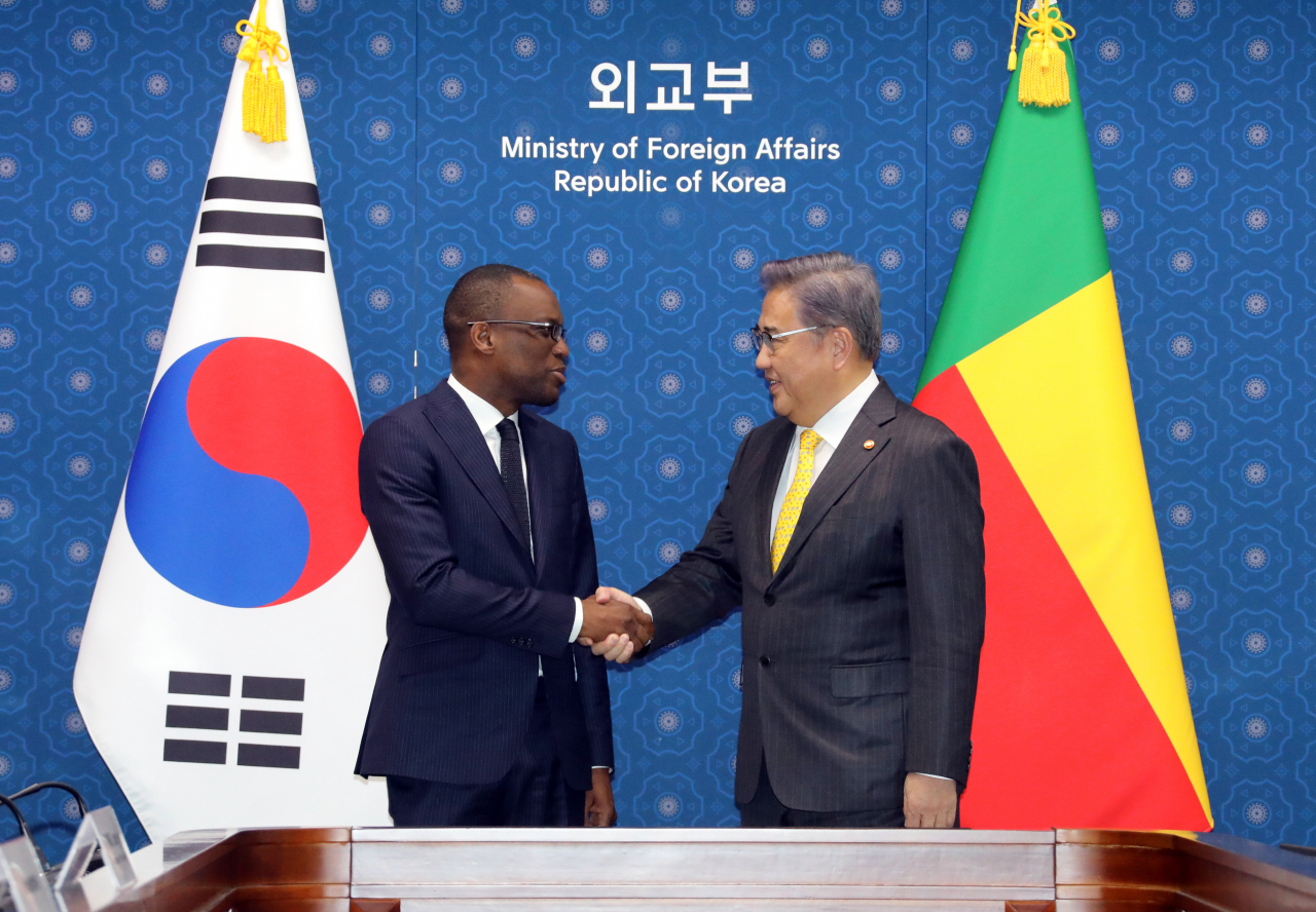South Korean Foreign Minister Park Jin (right) shakes hands with his Benin counterpart, Olushegun Adjadi Bakari, prior to their talks at the foreign ministry in Seoul on Wednesday. (Yonhap)