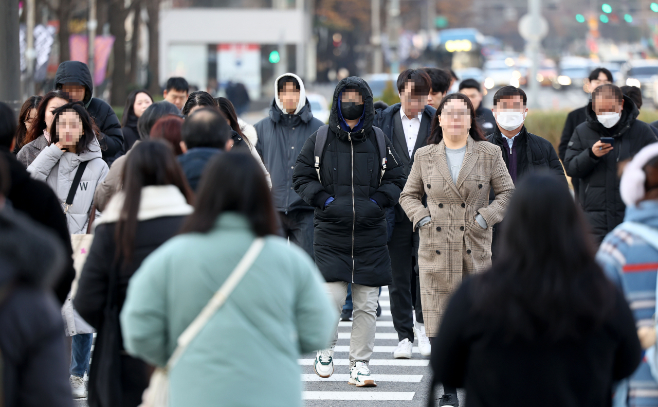 Commuters walk near Gwanghwamun Square in Jongno-gu, central Seoul in the morning, Nov. 28. (Yonhap)