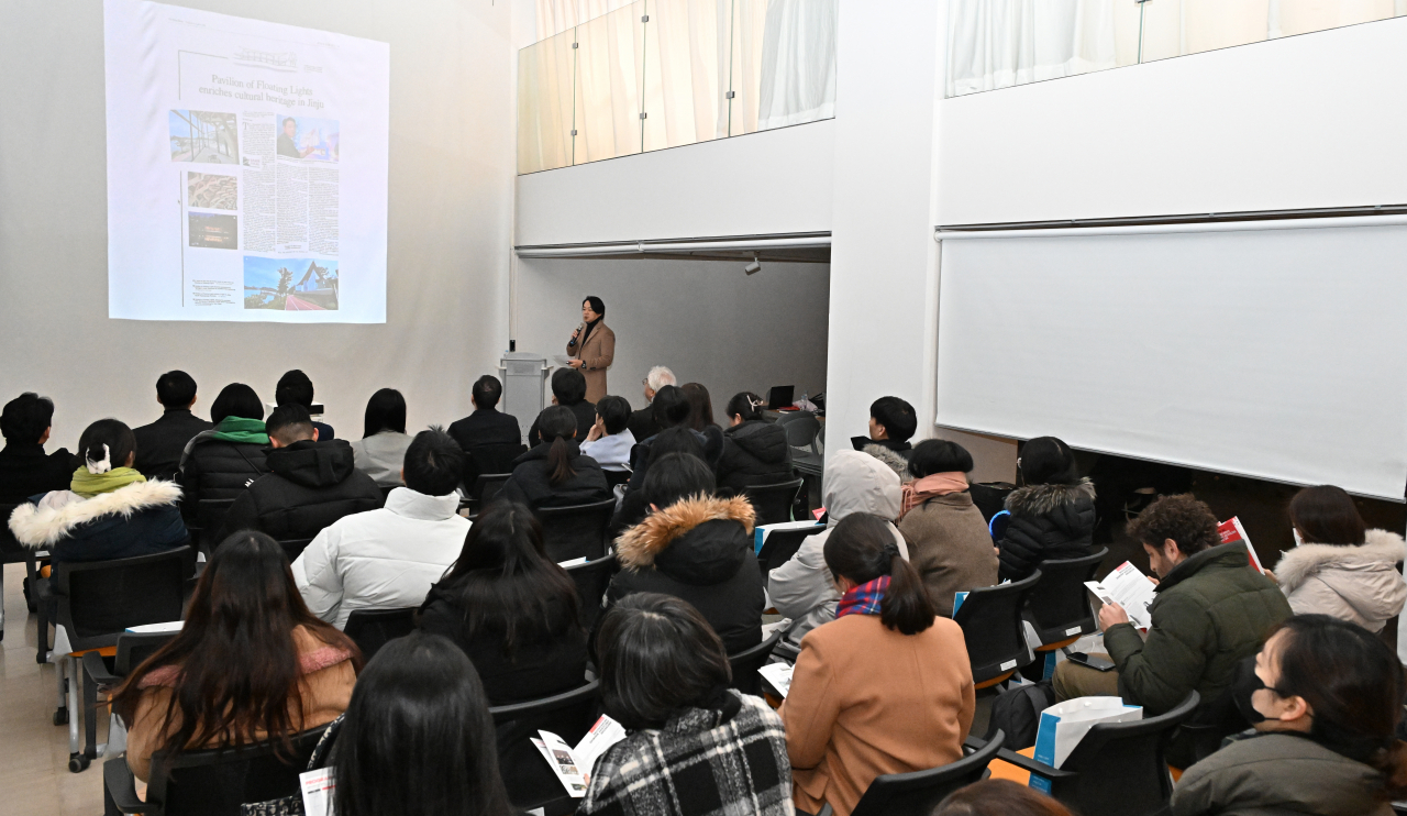 Architect Kim Jae-kyung introduces six public spaces featured in The Korea Herald during the forum’s first session. (Im Se-jun/The Korea Herald)