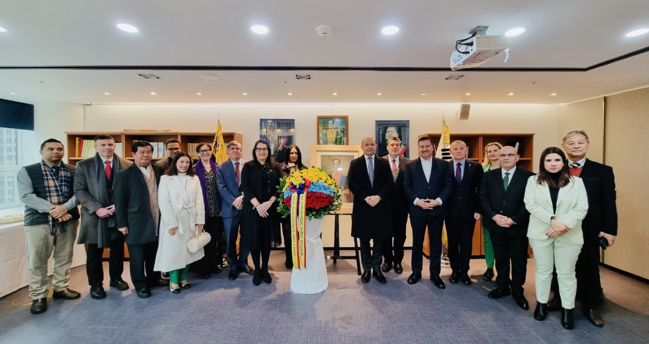 Attendees pose for a group photo at a ceremony commemorating the 193rd anniversary of the death of Simon Bolivar at the Embassy of Venezuela in Jongno-gu, Seoul, on Monday. (Embassy of Venezuela in Seoul)