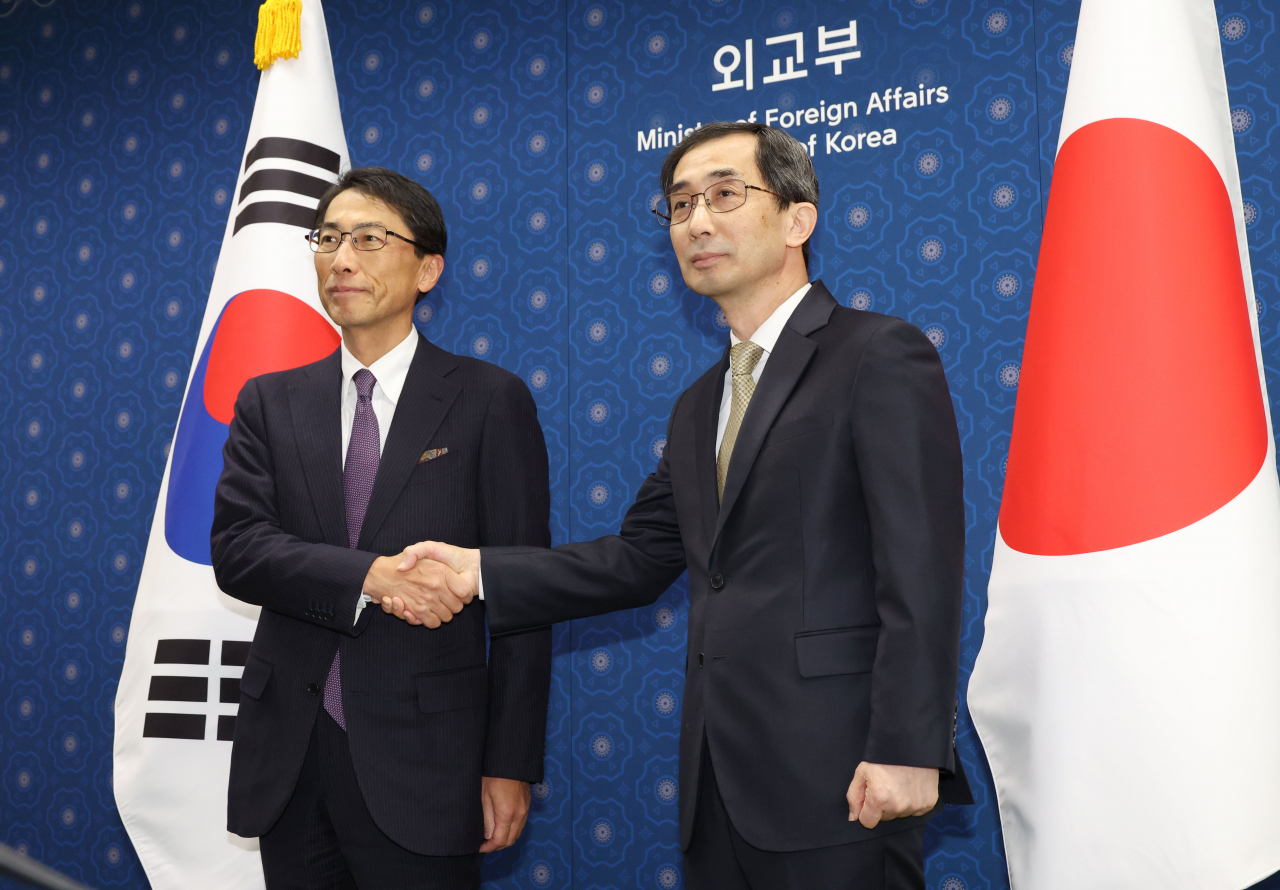 In this photo, Kang Jae-kwon (R), South Korean deputy foreign minister for economic affairs, shakes hands with Keiichi Ono, Japan's senior deputy foreign minister, ahead of their bilateral economic dialogue at Seoul's foreign ministry on Thursday (Yonhap)