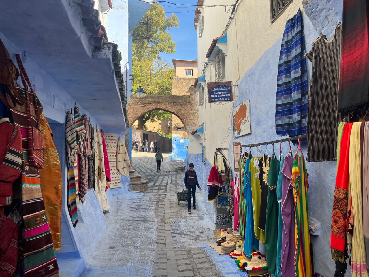 An alley of Chefchaouen, where visitors can buy traditional Moroccan crafts. (Lee Jaeeun/The Korea Herald)