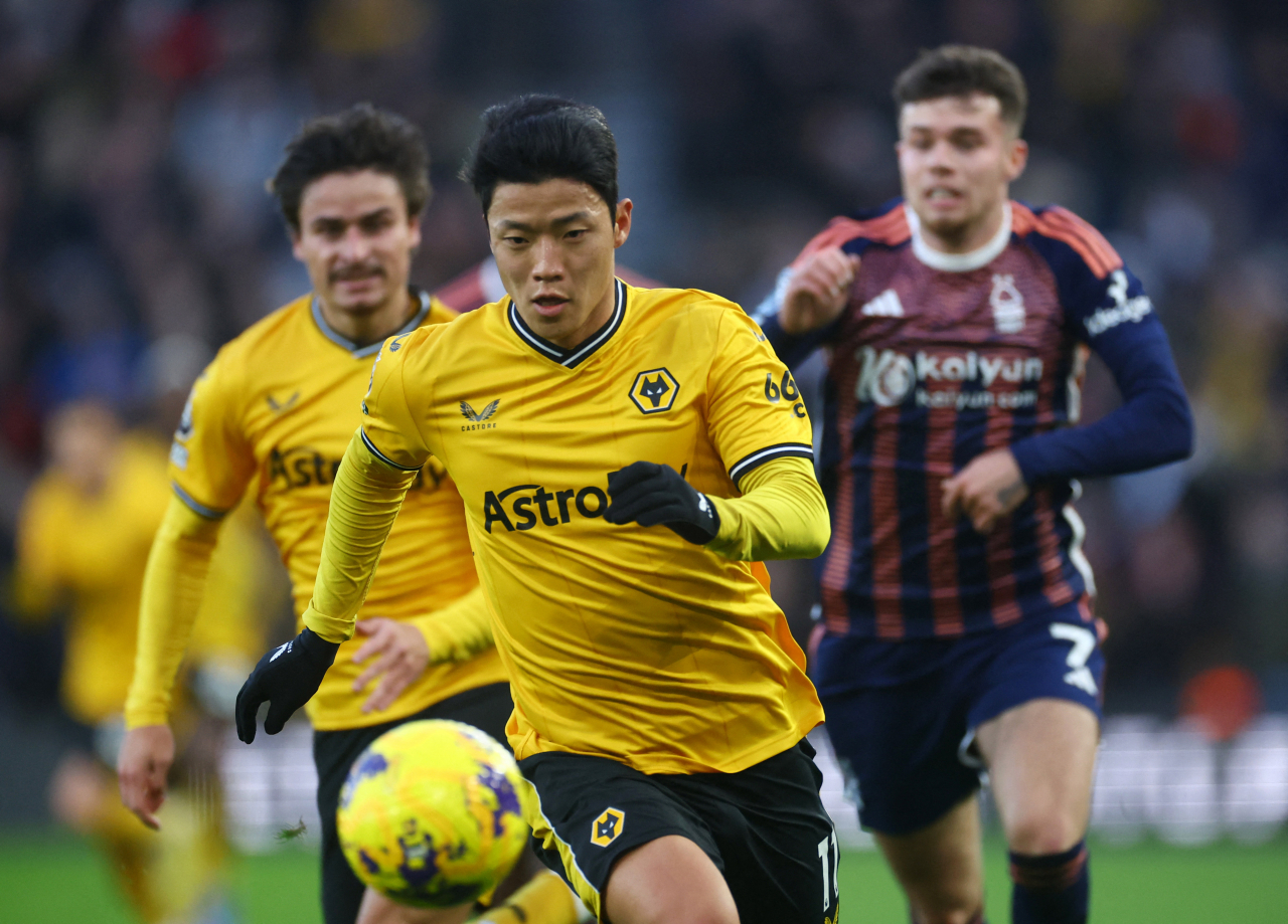 Hwang Hee-chan of Wolverhampton Wanderers (center) chases the ball during a Premier League match against Nottingham Forest at Molineux Stadium in Wolverhampton, England, on Dec. 9. (Yonhap)