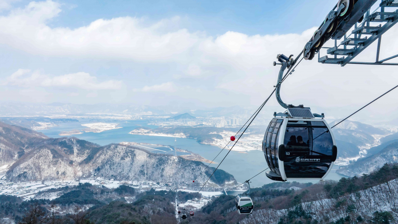 Winter scenery of Samaksan in Chuncheon, Gangwon Province (Samaksan Mountain Lake Cable Car)