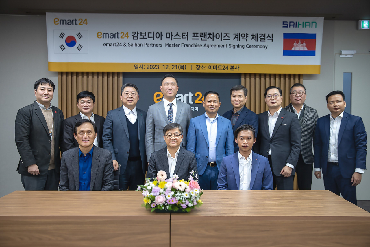 From left, front row: Hanlim Architecture Group Chairman Park Jin-sun, E-mart CEO Han Chae-yang and Saihan Partners CEO David Sambo pose for a photo alongside other officials and executives, after signing an agreement at the headquarters of E-mart 24 in Seongsu-dong, Seoul, Thursday. (Hanlim Architecture Group)