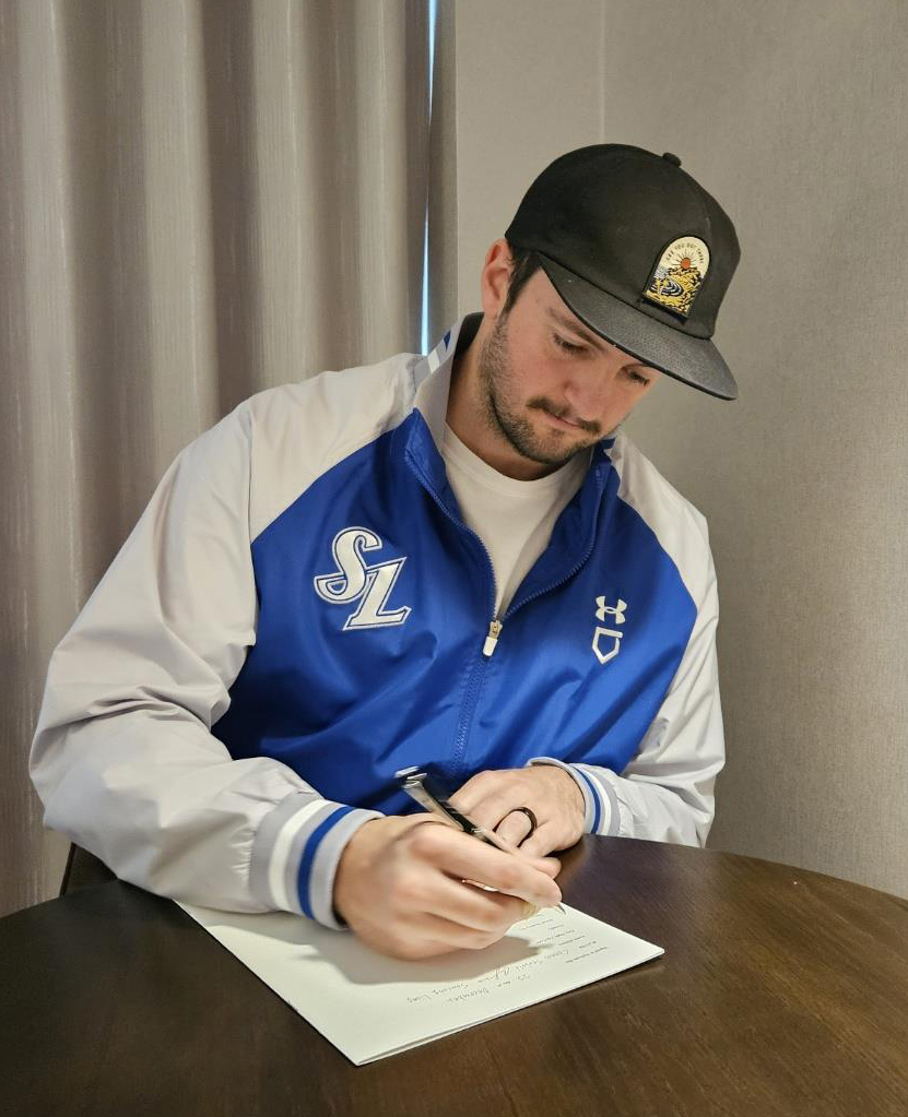 Connor Seabold, new pitcher for the Samsung Lions, signs his contract with the Korea Baseball Organization club, in this photo provided by the Lions on Friday. (Yonhap)